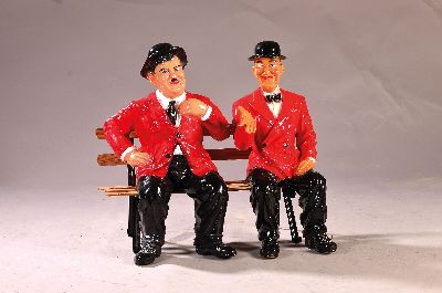 Stan und Ollie (Dick und Doof) auf der Bank, neuzeitlich, Kunststoff bunt gefaßt, ca. 61x73 cm