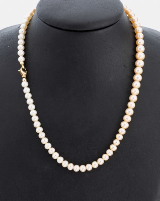 Zuchtperl-Collier mit 14 kt Gold Schließe, GG 585/000, im Verlauf l. unrunde Zuchtperlen,D. ca. 5.6-7.3 mm, L. ca. 42 cm