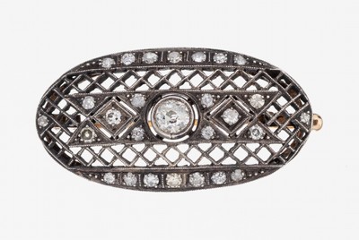 14 kt Gold Diamant-Brosche, um 1900, GG 585/000, schauseitig Silber, oval, durchbrochen gearbeitet, 27 Altschliffdiamanten und 8/8-Diamanten zus. ...