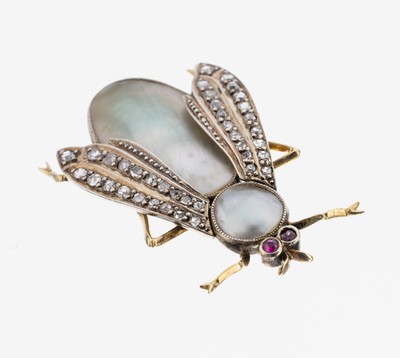 15 kt Gold Perl-Diamant-Rubin-Anhänger, GG 625/000, Darstellung eines Insektes, Körper mit runder und ovaler Perlmutt-Einlage, Flügel mit 38 ...
