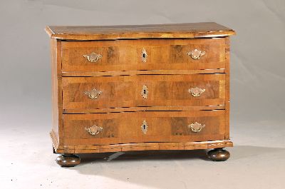 Kleine Barock-Kommode, um 1750, Nußbaumfurnier, 3 Schubladen, orig. Messingbeschläge, 2 orig. Schlösser, 1 Schloss defekt, ca. 69 x 94 x 51 cm, EZ ...