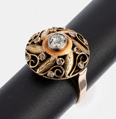 14 kt Gold Diamant-Ring, 1930er Jahre, GG 585/000, runder Ringkopf, gute Goldschmiedearbeit, durchbrochen mit Blättern und Voluten, mittig ...