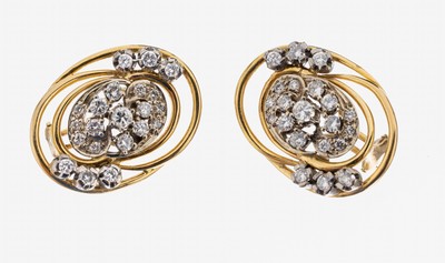 Paar 18 kt Gold Brillant-Ohrstecker, GG/WG 750/000, geschwungen oval, 42 Brillanten zus. ca. 1.70 ct Weiß/si-p, ca. 12.4 g