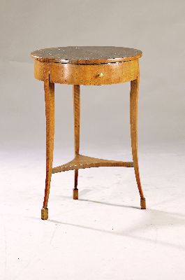 Trommeltisch/Beistelltisch, um 1820/25, Ahorn massiv, Zarge furniert, Deckplatte in Wurzelholz, Trommelkorpus mit einer Schublade, H. ca. 75 cm, D. ...