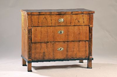 Kleine Biedermeier Kommode, um 1820, Nußbaumfurnier, 3 Schubladen, in Patina, auf klötzigen Füßen, seitlich mit Pilastersäulen in Wurzelholz, ...