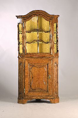 Eck-Aufsatzvitrine, wohl bergisches Land, um 1750, Eiche massiv, eintüriges Unterteil mit Kassette, eintüriger Aufsatz mit geschnitzter ...