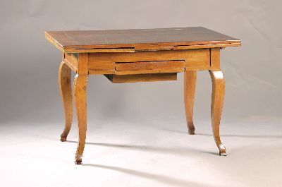 Ausziehtisch, um 1800, Kirschbaum massiv, Tischgestell mit geschwungenen Beinen und einer Schublade, Platte in Füllung und Rahmen gearbeitet, ca. 79 ...