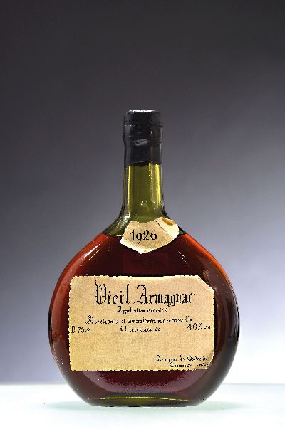 1 Flasche 1926 J. Goudoulin Vieil Armagnac, ca. 70cl, 40%Vol., Etikett min. lädiert, Händleretikett Weinhaus Rastatt