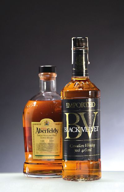 Konvolut aus 3 Whisky's, schottisch und kanadisch, 1x VAT 69 Blended Scotch Whisky, ca. 70cl; 1x Aberfeldy aged 12 years, ca. 1L, 40%Vol.; 1x ...