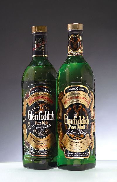 2 Flaschen Glenfiddich Pure Malt Scotch Whisky, 1x Special Old Reserve, 1980er-Jahre, ca. 75cl, 40%Vol.; 1x over 8 years, ca. 75cl, 43%Vol.