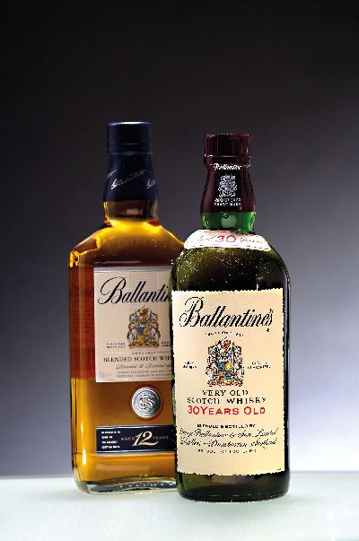 2 Flaschen Ballantine's Scotch Whisky, 1x Very Old 30 years old, 1980er-Jahre, ca. 75cl, 43%Vol.; 1x Blended aged 12 years, ca. 70cl, 40%Vol., ...