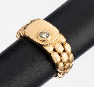 18 kt Gold Brillant-Ring, GG 750/000, ovaler Ringkopf, Brillant ca. 0.15 ct fancy yellow/vs, Ringschultern abstrakt, RW 62, ca. 8.5 g