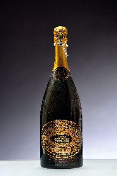 1 Flasche 1973 Henriot "Reserve Baron Philippe de Rothschild" Brut, Champagne, ca. 75cl, in orig. Karton beschmutzt