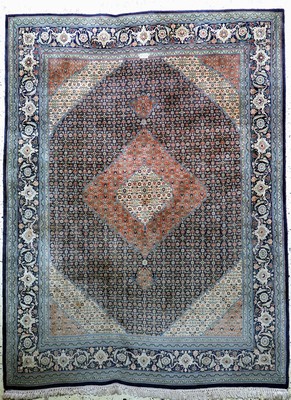 Täbriz fein(60 Raj) Persien, signiert"Djalalizadeh", Mitte 20.Jhd, Korkwolle mit Seide, ca. 240 x 180 cm, ca. 800.000 Kn/qm, verblasst, ...