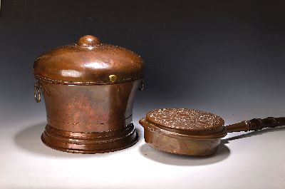 Kupferkessel und Bettpfanne, deutsch, 19.Jh., Kupferpfanne mit durchbrochen gearbeitetem Deckel, gedrechselter Holzgriff D. 28cm, Kessel mit ...