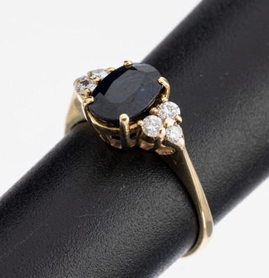14 kt Gold Saphir-Brillant-Ring, GG 585/000, ovalfacett. Saphir ca. 1.24 ct, 6 Brillanten zus. ca. 0.16 ct Weiß/si, ca. 2.0 g, RW 48, Zertifikat ...