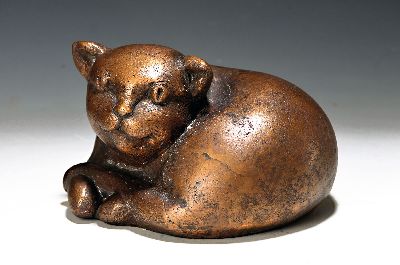 Gernot Rumpf, 1941 Kaiserslautern-2025, Bronzeskulptur, sitzende Katze, Entwurf für eine Grabplatte (nicht verwirklicht), Unikat, 2005, signiert und ...