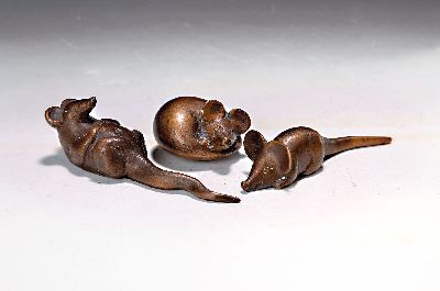 Gernot Rumpf, 1941-2025, 3 Bronzeskulpturen,Mäuse in verschiedenen Posen: ausgestreckt, auf dem Rücken liegend und eingekringelt, je mit ...