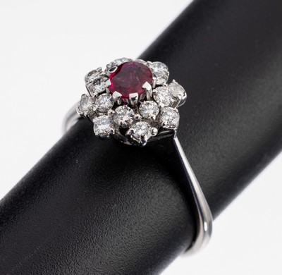 18 kt Gold Rubin-Brillant-Ring, WG 750/000,blütenf. Ringkopf, ovalfacett. Rubin ca. 0.25 ct, 18 Brillanten zus. ca. 0.54 ct Weiß/si, RW57, ca. 3.5 ...