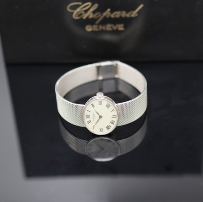 CHOPARD Damenarmbanduhr in WG 750/000, Schweiz um 1970, Handaufzug, Boden aufgedr., orig Goldband, Glas besch., silb. Zifferbl. fl., röm. Zahlen, ...