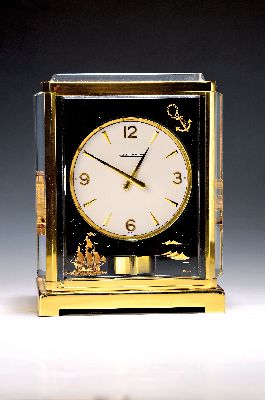 Tischuhr Jaeger Le-Coultre, Atmos Sondermodell, um 1960, Modell V., "Marine" schwarz, mit vergoldeten Plexigravuren, in den Ecken und ...