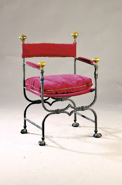 Sessel, Renaissance-Stil, um 1900, aus Eisen, mit Polsterauflage in rot, schwere Messingknäufe als Abschluss, ca. 85 x 58 cm, EZ 2