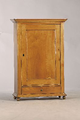 Kleines Schränkchen, Biedermeier, um 1830, Kirschbaum massiv, eintüriger Korpus mit Schublade, innen mit Glaseinlegeböden diese später, ein ...