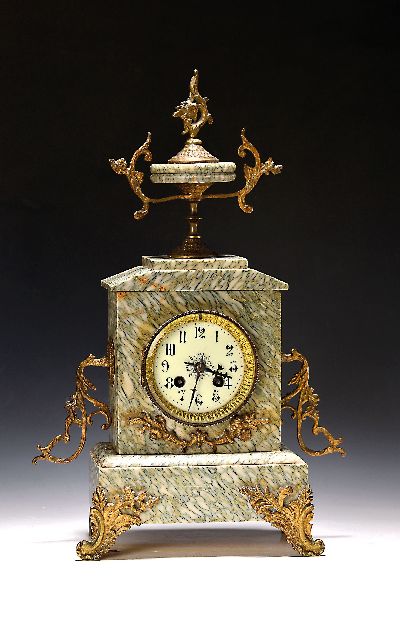 Tischuhr, Frankreich um 1910, Grün geädertes Marmorgehäuse, Gussapplikationen, facettierter Glasdeckel vorne, beigefarbenes Emailzifferblatt, ...