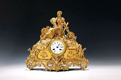 Pendule, Frankreich, um 1870/80, verziertes Messinggehäuse mit ehemaliger Vergoldung (partiell vorhanden), Thematik: Ökonomie, Attribute und ...