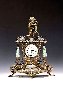 Pendule, fernöstliche Fertigung, um 1970, verziertes Messinggehäuse mit Porzellaneinlagen, Amorbekrönung, Glasdeckel (Glas fehlt), ...