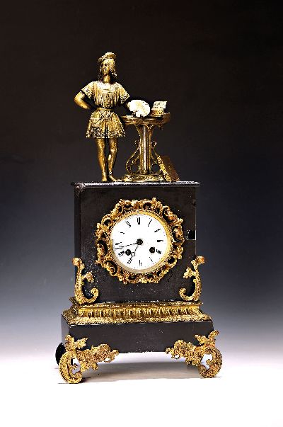 Pendule, Frankreich um 1910, Schiefergehäuse (besch.) mit Bronzeapplikationen, Maler in Renaissancetracht als Bekrönung (gelockert), beide ...