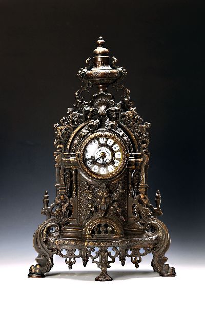 Große Tischuhr, Uhrenmanufaktur Hermle, um 1960/70, reich verzierter Messingguss in Neo-Renaissance, Glasdeckel (schließt nicht), Hermle Werk ...