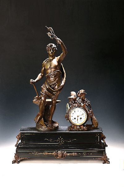 Sehr große Pendule, Frankreich, um 1900, Schiefergehäuse mit großer Figurenbekrönung, brünierte Applikationen, Glasdeckel vorne und hinten ...