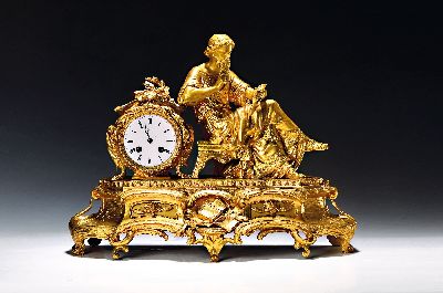 Pendule, Frankreich, um 1900, Messinggehäuse goldfarben gefaßt, geschweifter Sockel mit Büchern und Blattdekor, Bekrönung eines römischen ...