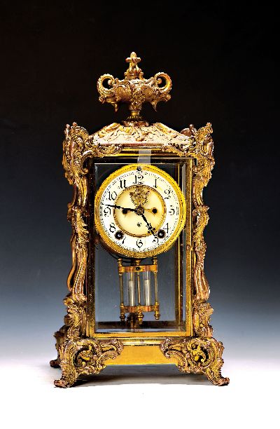 Tischuhr mit Quecksilber-Kompensations-Pendel, Ansonia, New York um 1900, reich verziertes Messinggehäuse, Voluten und Blattdekor, Vasenbekrönung, ...