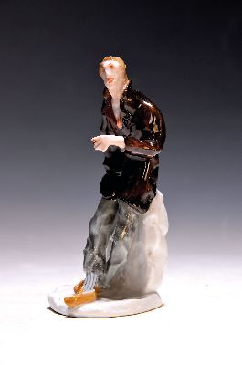 Porzellanfigur, Rosenthal, um 1955, Entwurf Klaus Backmund, lässig angelehnter Mann mit Zigarettenstummel, bunt bemalt, H. ca. 15.5cm, selten