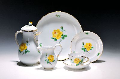 Kaffeeservice, Meissen, 20. Jh., 2. Wahl, Dekor gelbe Rose, Goldränder, Kaffeekanne, kl. Kaffeekanne, Milchkännchen, 6 Tassen mit Untertassen, 6 ...