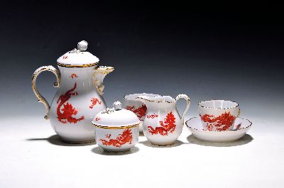 Mokka- oder Espresso-Set für Zwei, Meissen, 20. Jh., 2. Wahl, Dekor roter Hofdrache, Goldränder, Mokkakanne, Zuckerdose, Sahnegießer, 2 ...
