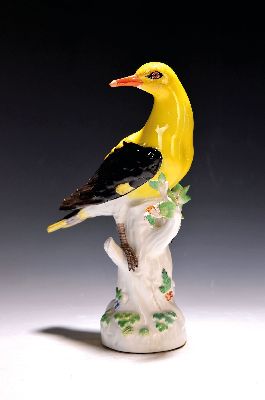 Große Porzellanfigur, Meissen, 20. Jh., Pirol auf Baumstumpf, bunt naturalistisch bemalt, Blattwerk und Schnabel bestoßen bzw. geklebt, H. ca. 27cm