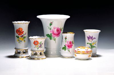 5 Vasen und eine Deckeldose, Meissen, 20. Jh., Vasen 1. Wahl, 2x rote Rose, davon eine mit Goldrand, H. 10/16.5cm; 3x Blume II mit Goldrand, H. ...