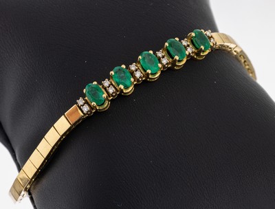 18 kt Gold Smaragd-Brillant-Armband, GG 750/000, 5 ovalfacett. Smaragde zus. ca. 2.0 ct, 12 Brillanten zus. ca. 0.12 ct Weiß/si, L.ca. 18.5 cm, ...