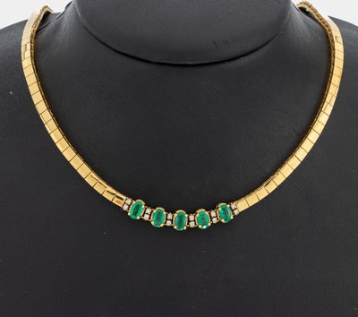 18 kt Gold Smaragd-Brillant-Collier, GG 750/000, 5 ovalfacett. Smaragde zus. ca. 2.40 ct, 12 Brillanten zus. ca. 0.15 ct Weiß/si, L.ca. 43.5 cm, ...