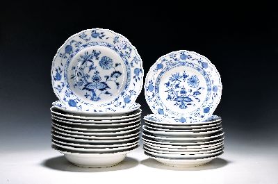 36 Teller, Meissen, 20. Jh., 1. und 2. Wahl, blaues Zwiebelmuster unter der Glasur, 12 flache Teller 25cm, 12 tiefe Teller 23.5cm, 12 Dessertteller, ...