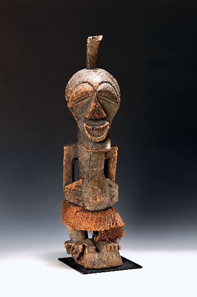 Kraftfigur Nkishi, Songye, Rep. Kongo, Mitte 20.Jh., Holz geschnitzt, Stoffapplikation, Unterteil fragmentarisch, H. ca. 64cm, auf dem Kopf ...