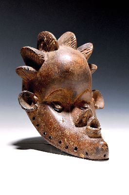 Gesichtsmaske, Bassa, Liberia, nach 1950, Holz geschnitzt und mit Flachschnitzereien, Raffiabehang fehlt, H. ca. 32 cm