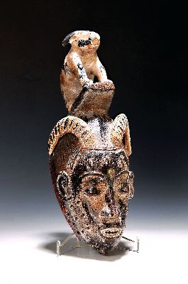 Gesichtsmaske, Yaure / Baule, Elfenbeinküste, nach 1950, Holz geschnitzt mit weißer und roter Bemalung, Tierbekrönung, ohne Raffiabehang, H. ca. ...