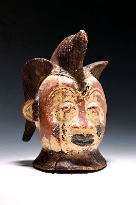 Helmmaske, Punu/Bapunu, Gabun, nach 1950, Holz geschnitzt mit weißer und roter Bemalung, rest. Spannungsriss, H. ca. 30 cm