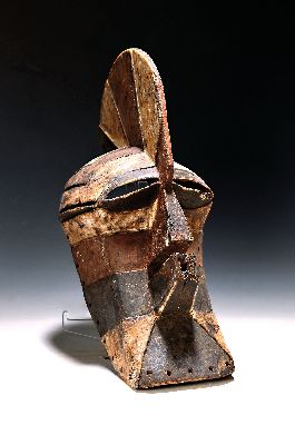 Gesichtsmaske, Songye / Kifwebe, Rep. Kongo, nach 1950, Holz geschnitzt mit Kalkbemalung in Weiß, Rot und Schwarz in grafischer Aufteilung, ohne ...