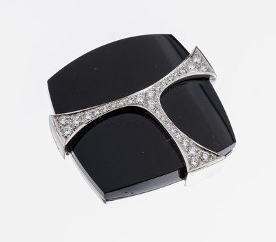 18 kt Gold Onyx-Diamant-Brosche, WG 750/000, außergewöhnliche Gestaltung, konvexe Onyxplatte, verschraubte Montur, aufgelegtes WG-Ornament mit 15 ...