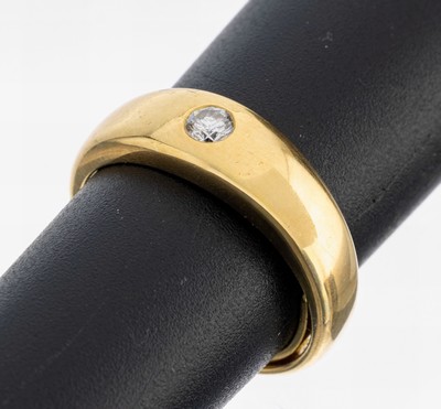 18 kt Gold Brillant-Ring, GG 750/000, schlicht, Brillant ca. 0.14 ct (grav.) Weiß/p, RW 51, ca. 7.3 g, Verkleinerungsschiene